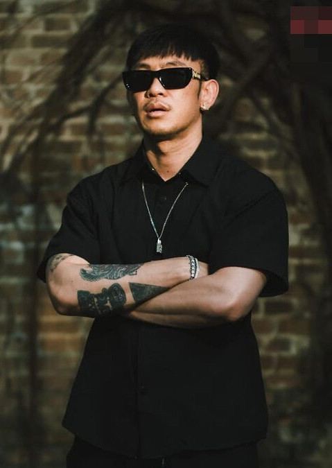 Nam ca sĩ đang hát bị người đàn ông giật micro, thông báo có người chết đuối Ảnh 2