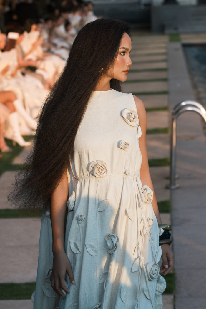 Showbiz 24h: Hoa hậu H'Hen Niê lộ vòng hai lùm lùm giữa nghi vấn mang thai con đầu lòng. Ảnh: FBNV