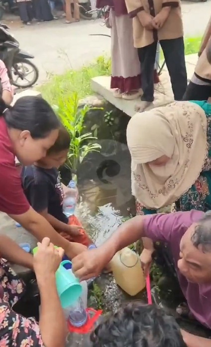 Sự thật về ao 'nước thánh' chữa bách bệnh, người dân kéo đến lấy về dùng Ảnh 1