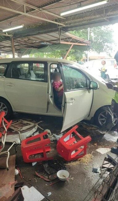 Người phụ nữ bị ô tô đâm tử vong khi đang ngồi trong quán ăn sáng Ảnh 1