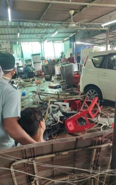 Người phụ nữ bị ô tô đâm tử vong khi đang ngồi trong quán ăn sáng Ảnh 2