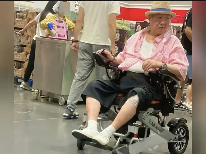 Hồng Kim Bảo được công chúng bắt gặp trong những khoảnh khắc đời thường. Ảnh: Weibo