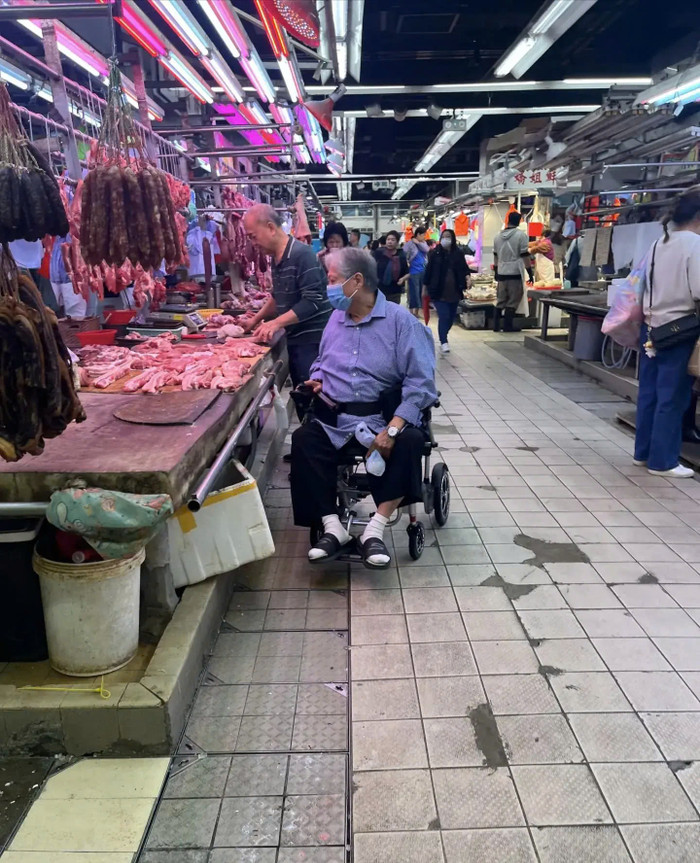 Nam diễn viên nổi tiếng một thời nay bị bắt gặp ngồi xe lăn đi chợ Ảnh 2