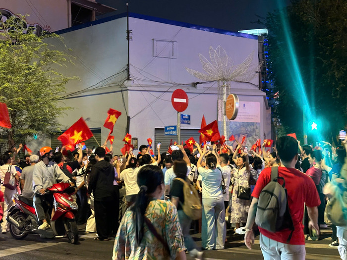 Cờ đỏ sao vàng rợp rời, đầy khí thế.