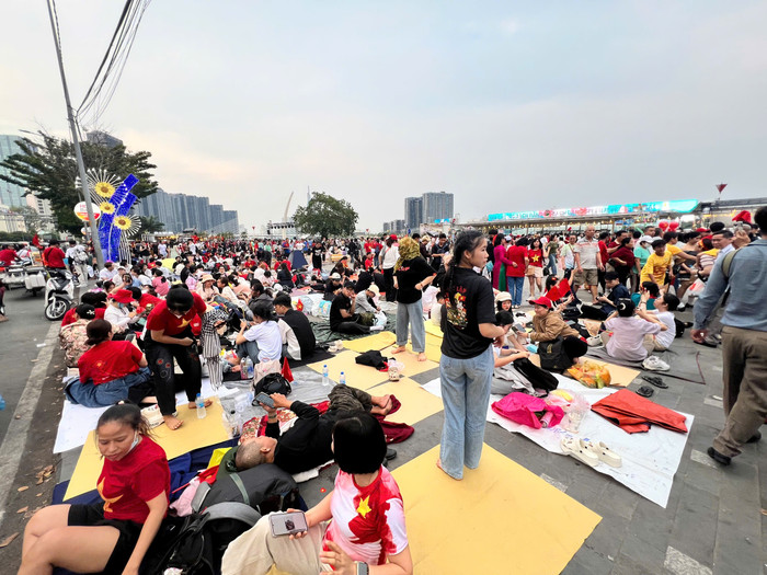 Từ rất sớm, người dân đã đổ về khu vực trung tâm trải bạt, lều để chọn vị trí đẹp, chờ đợi phút giây lịch sử vào ngày mai 