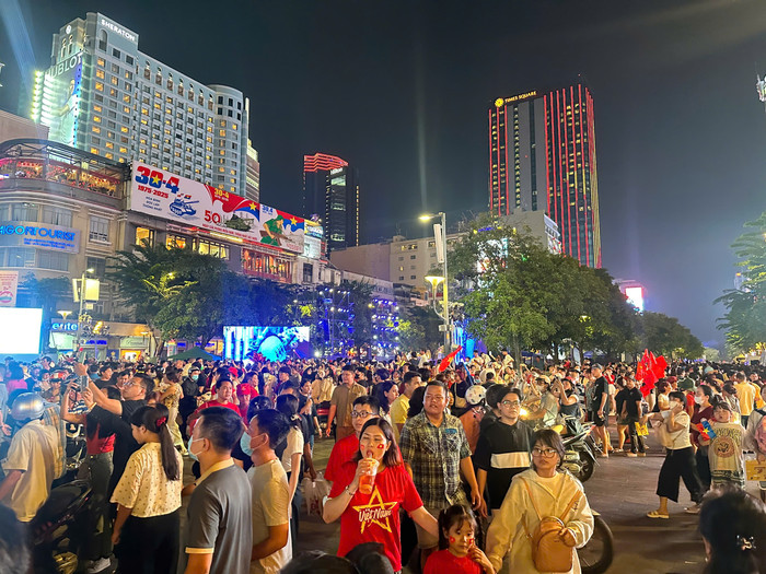 Khu vực phố đi bộ Nguyễn Huệ vỡ trận. 