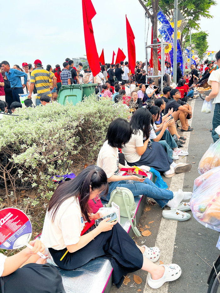 Đêm không ngủ tại TP.HCM: Người dân rộn ràng chờ đón lễ diễu binh 30/4 Ảnh 3