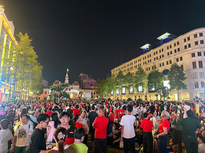 Đêm không ngủ tại TP.HCM: Người dân rộn ràng chờ đón lễ diễu binh 30/4 Ảnh 5