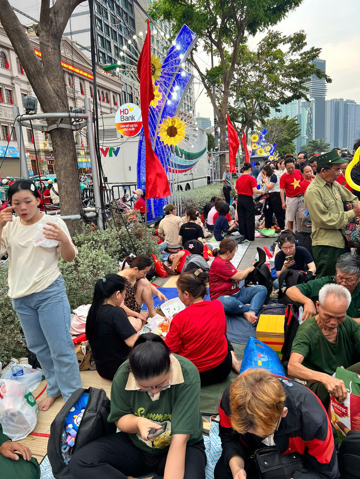 Đêm không ngủ tại TP.HCM: Người dân rộn ràng chờ đón lễ diễu binh 30/4 Ảnh 1