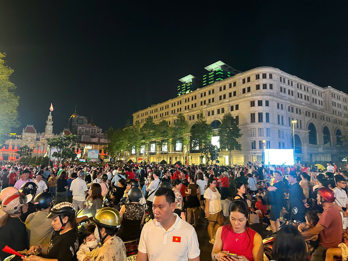 Đêm không ngủ tại TP.HCM: Người dân rộn ràng chờ đón lễ diễu binh 30/4 Ảnh 4