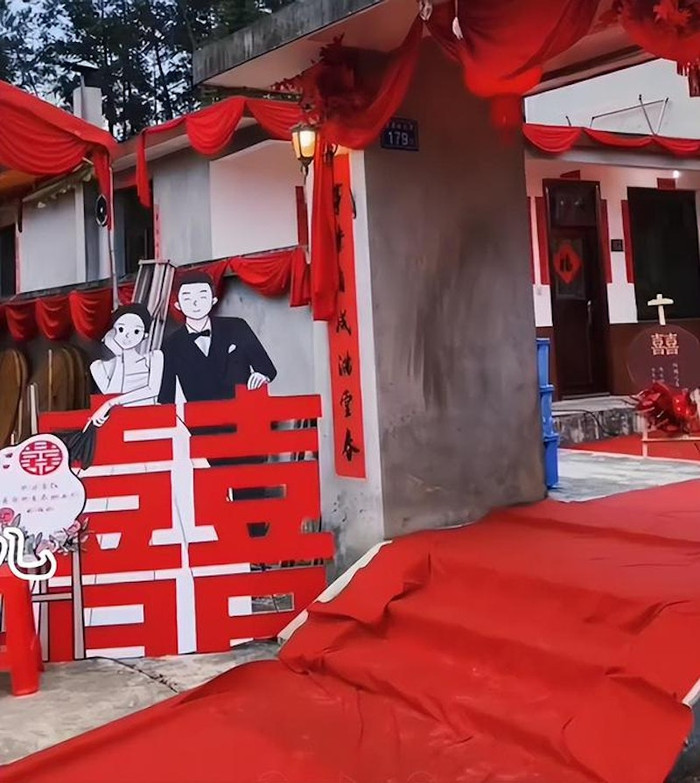 Cặp vợ chồng đãi tiệc cưới 100 bàn, 'méo mặt' vì không một khách đến dự Ảnh 3