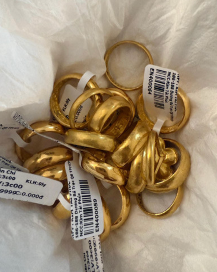 Số vàng của mẹ giấu trong sọt rác được chị Tú phát hiện.