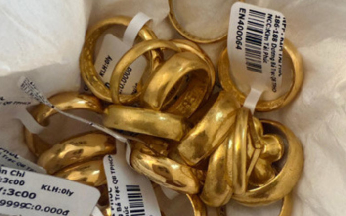 Bị con gái phát hiện bọc vàng giấu trong túi nilon, người mẹ có phản ứng gây chú ý Ảnh 2