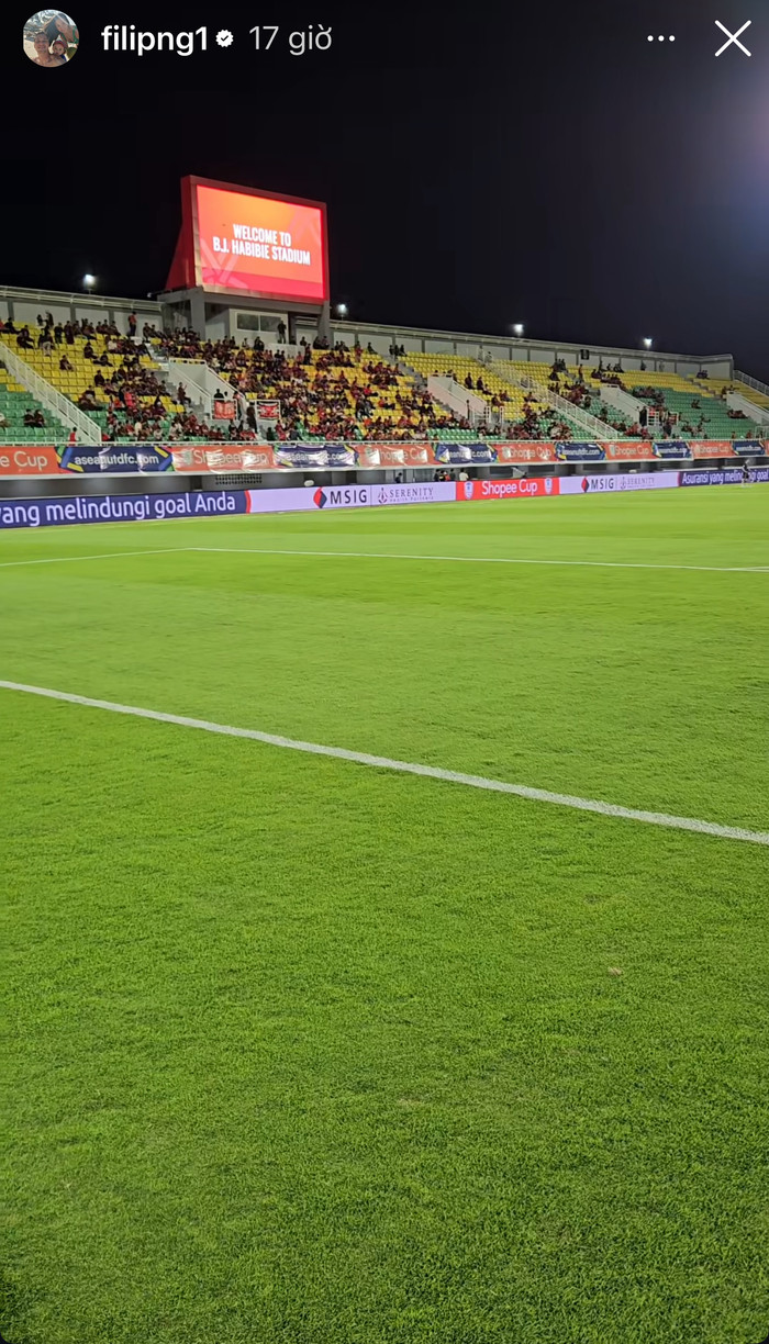 Thủ môn Nguyễn Filip đăng về mặt sân của PSM Makassar. 