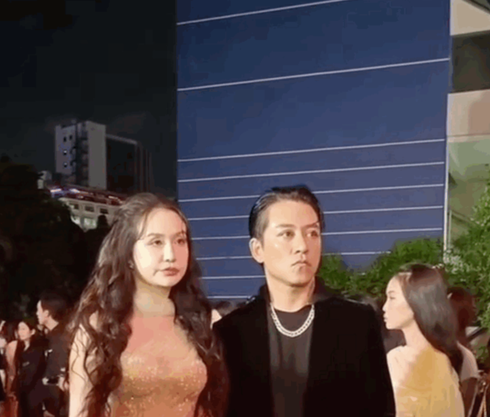 Showbiz 24h: Được biết, đoạn clip của vợ chồng Tuấn Hưng được ghi lại tại một sự kiện giữa tháng 1 năm nay nhưng không rõ vì lý do gì đến nay lại bất ngờ 'viral'. Ảnh: Sưu tầm