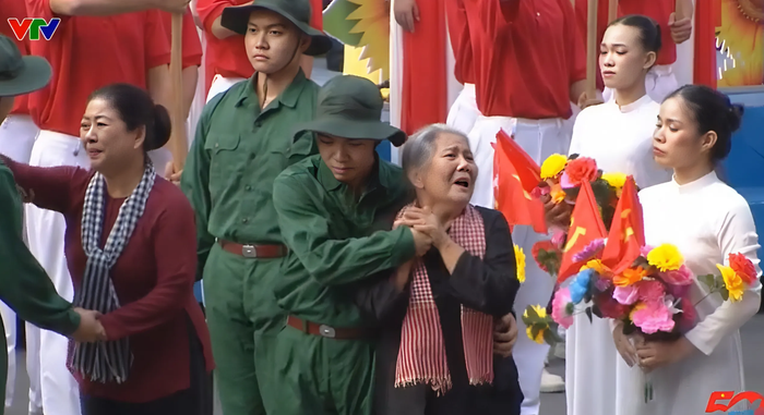 Diễn xuất của NSƯT Lê Thiện trong ca khúc Màu hoa đỏ tại lễ diễu binh, diễu hành 30/4 gây xúc động mạnh. 