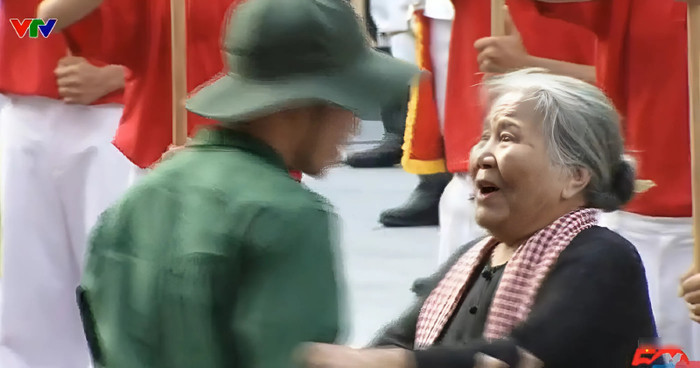 NSƯT Lê Thiện vào vai người mẹ. 