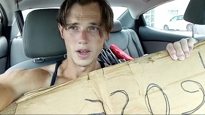 Chàng trai ăn xin gây sốt mạng xã hội vì quá đẹp trai Ảnh 2