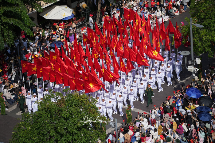 Lá cờ đỏ sao vàng tung bay phấp phới đầy tự hào trong ngày 30/4. Ảnh: Quốc Bảo