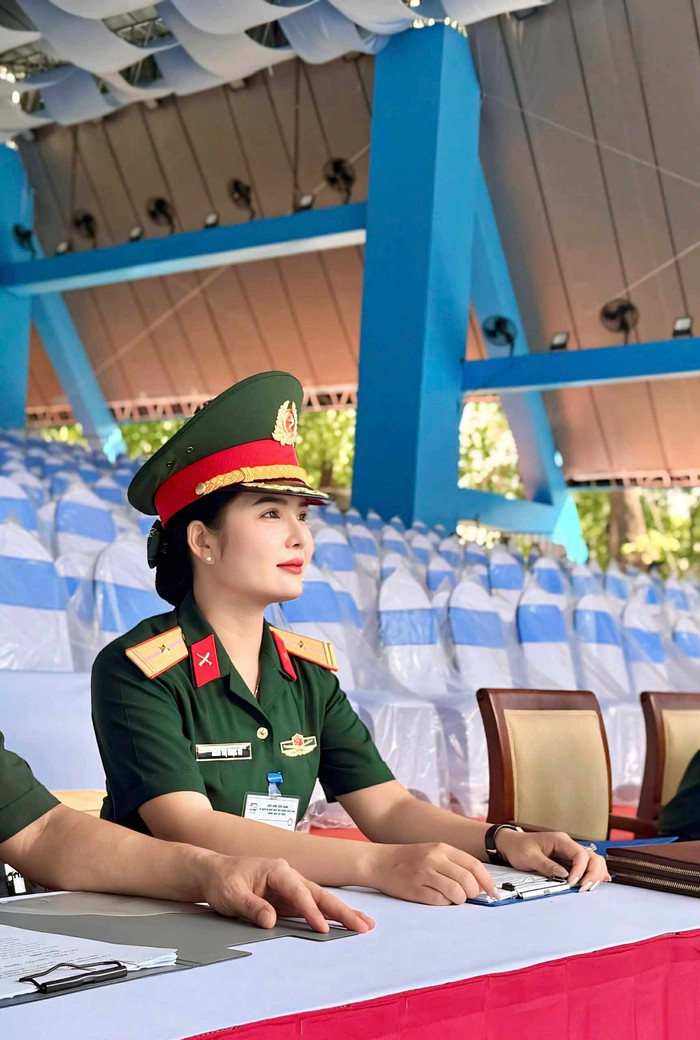 Thiếu tá Ngọc Vu duyên dáng và xinh đẹp.