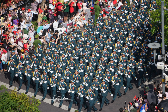 Khoảnh khắc khiến bất kỳ ai cũng xúc động và tự hào. Ảnh: Quốc Bảo.