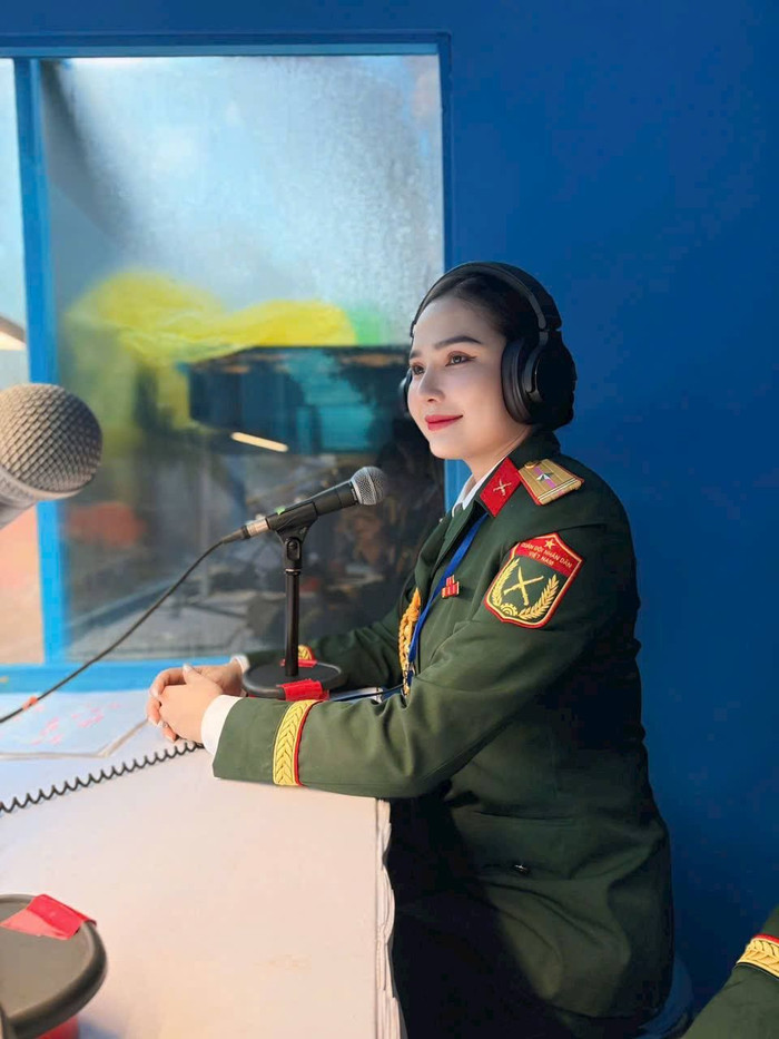 Thiếu tá quân nhân chuyên nghiệp Trần Thị Ngọc Vũ - người sở hữu chất giọng thuyết minh truyền cảm đang khiến nhiều người yêu quý, khen ngợi. 