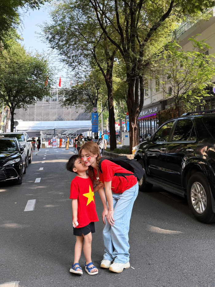 Showbiz 24h: Hoà Minzy đã đưa con trai đi xem lễ diễu binh từ sáng sớm. Ảnh: FBNV