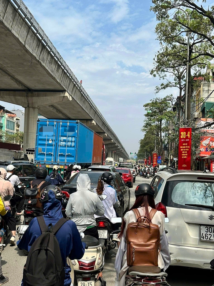 Dự báo thời tiết Hà Nội ngày 1/5: Người dân nên chuẩn bị áo mưa, ô khi ra ngoài đường. Ảnh: Sưu tầm