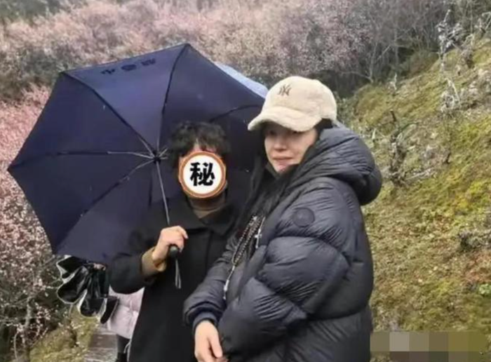 Triệu Vy ăn vận xuề xoà, gần như không trang điểm mỗi khi ra ngoài. Ảnh: Sưu tầm