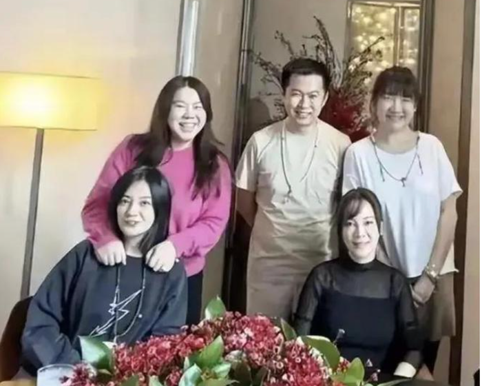 Triệu Vy xuất hiện trong một bữa tiệc cùng bạn bè. Ảnh: Sưu tầm