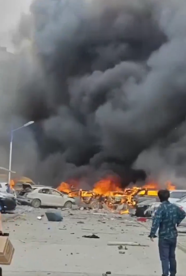 Vụ nổ lớn khiến ít nhất 17 người bị thương, lửa bao trùm khu dân cư Ảnh 1