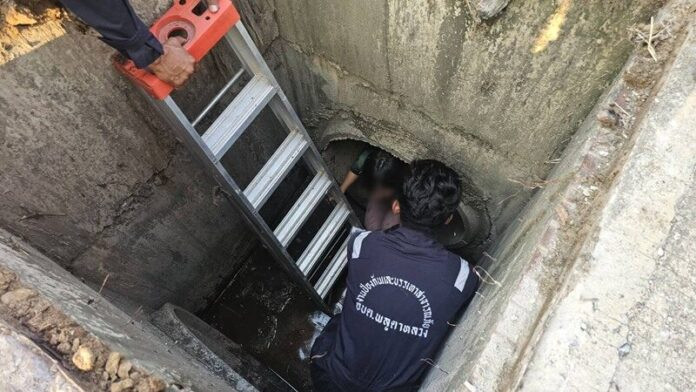 Nghe tiếng kêu cứu dưới nắp cống, người dân tá hỏa sau khi kiểm tra Ảnh 3