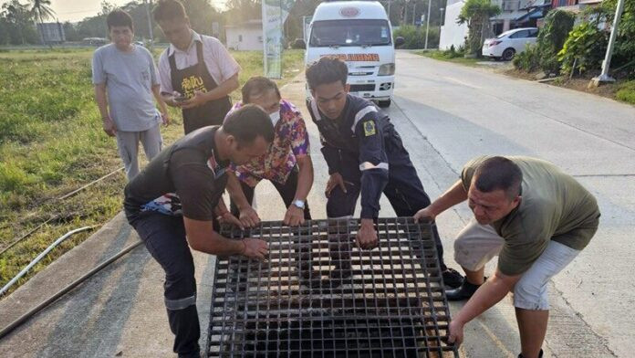 Nghe tiếng kêu cứu dưới nắp cống, người dân tá hỏa sau khi kiểm tra Ảnh 2