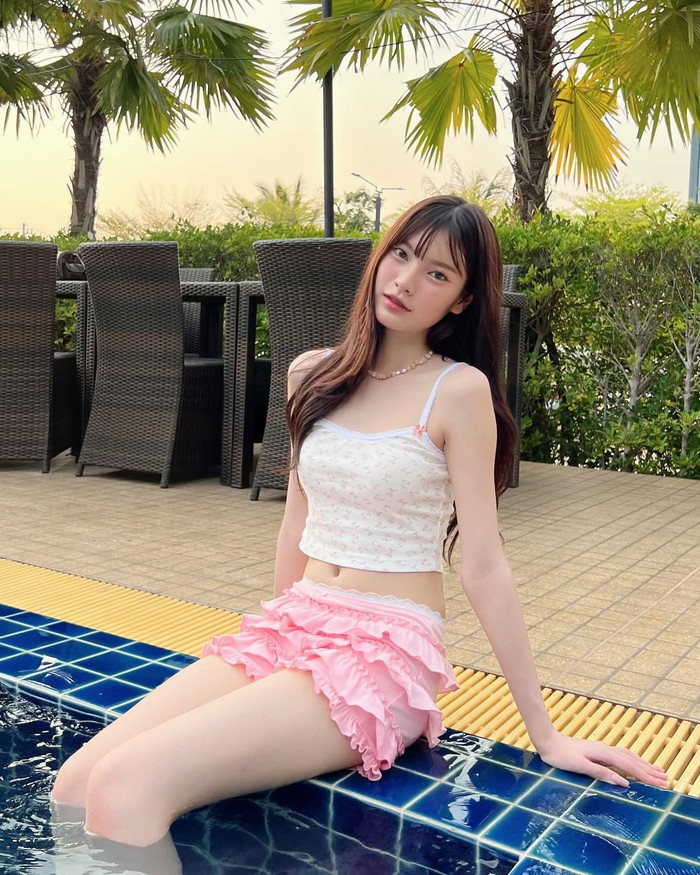 U onamga yaqinlashdi va uni sikdi.