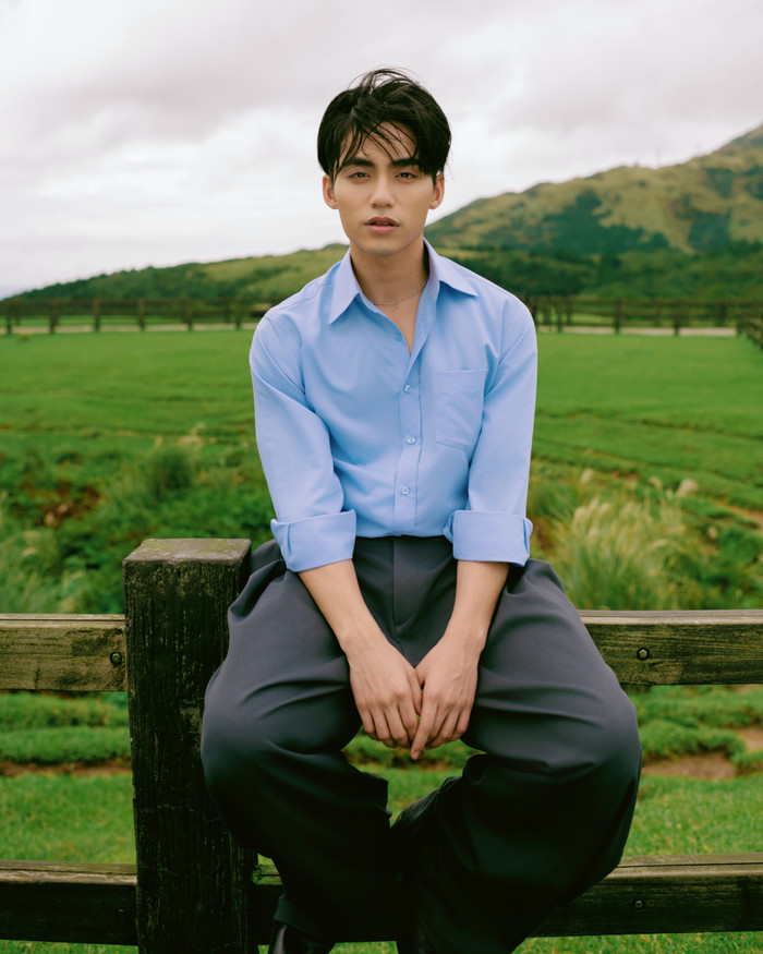 MONO khoe visual điển trai trong MV Ôm Em Thật Lâu. (Ảnh: NVCC)