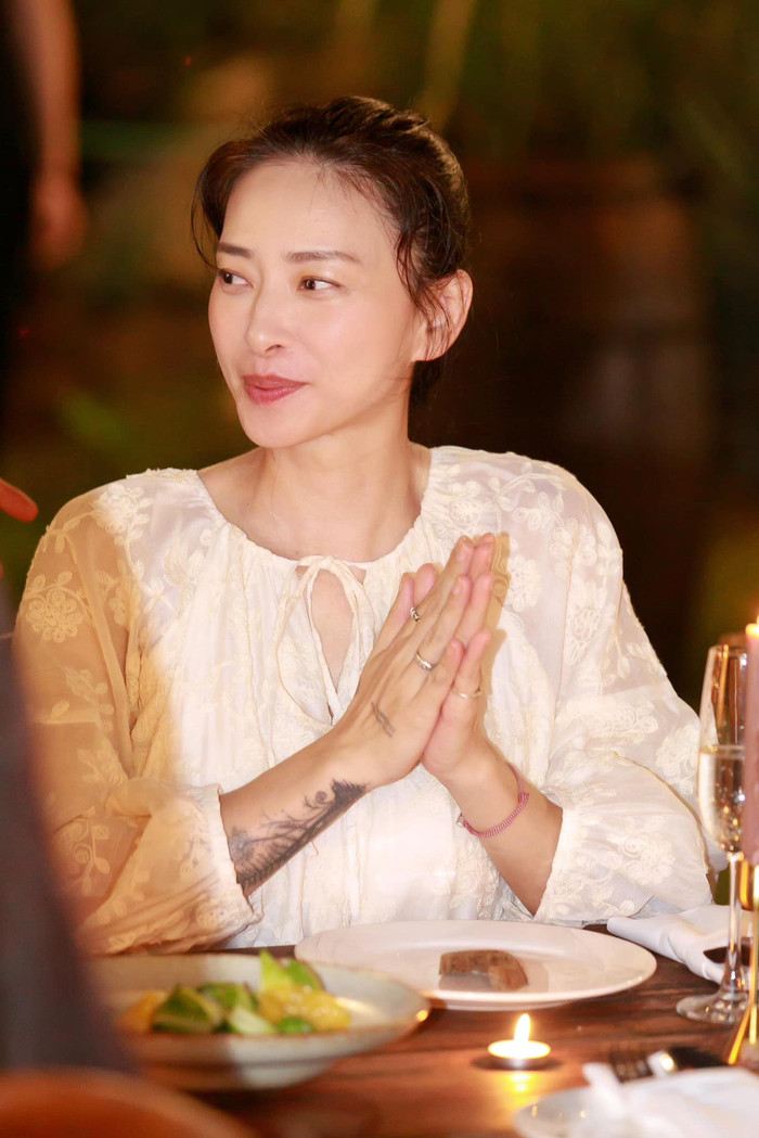 Thời gian qua, Ngô Thanh Vân vẫn chăm chỉ cập nhật cuộc sống nhưng chỉ chia sẻ ảnh chụp cận mặt. (Ảnh: FBNV)