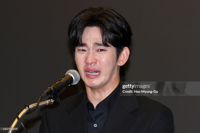 Kim Soo Hyun tổ chức họp báo, đồng thời khởi kiện gia đình Kim Sae Ron về tội phỉ báng. (Ảnh: Getty Images)