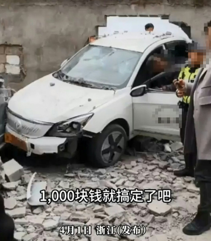 Thi bằng lái xe ô tô, người phụ nữ tông sập bức tường Ảnh 2