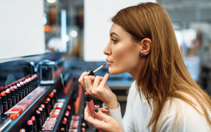 'Makeup chùa' ở cừa hàng: Chuyên gia chỉ ra hiểm họa tiềm ẩn Ảnh 2