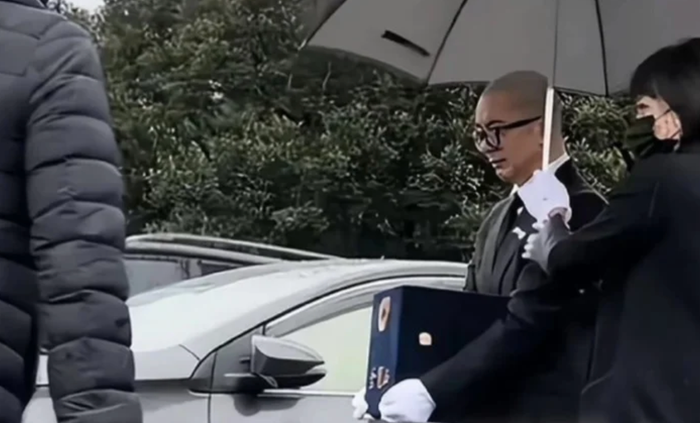 Showbiz 24h: Hình ảnh DJ Koo ôm tro cốt Từ Hy Viên vào ngày 15/3 tại nghĩa trang Kim Bảo Sơn. Ảnh: Weibo