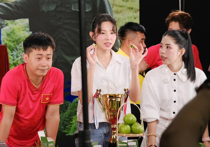 Trước đó, Thùy Tiên cùng Quang Linh và Hằng Du Mục đã tham gia các buổi livestream trên mạng xã hội, quảng cáo sản phẩm kẹo Kera từ Công ty CER.