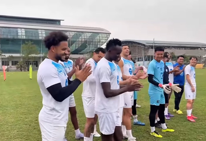 Chính thức: Xuân Son trở lại luyện tập cùng CLB Nam Định 2 Nguyễn Xuân Son tái xuất ở CLB Nam Định vào chiều nay.