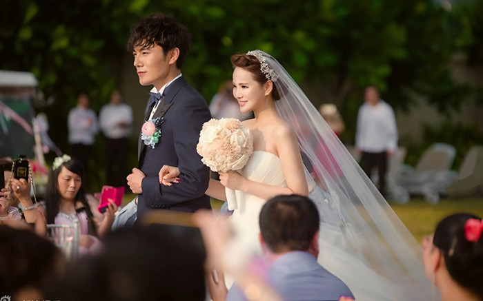 Đám cưới xa hoa, hoành tráng của nữ diễn viên Y Năng Tịnh và chồng kém 10 tuổi - Tần Hạo. (Ảnh: Weibo)