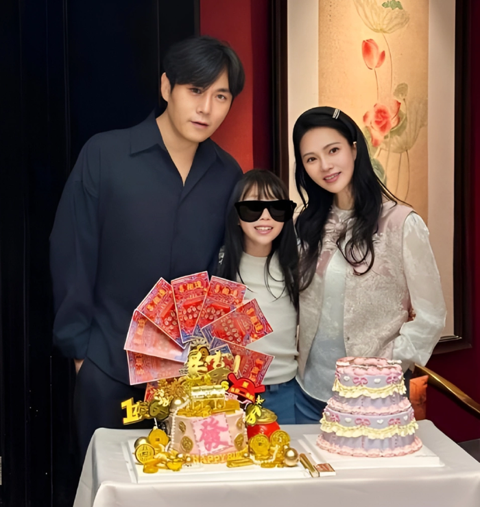 Cách đây không lâu, nữ diễn viên còn đón tuổi mới bên chồng và con gái. (Ảnh: Weibo)