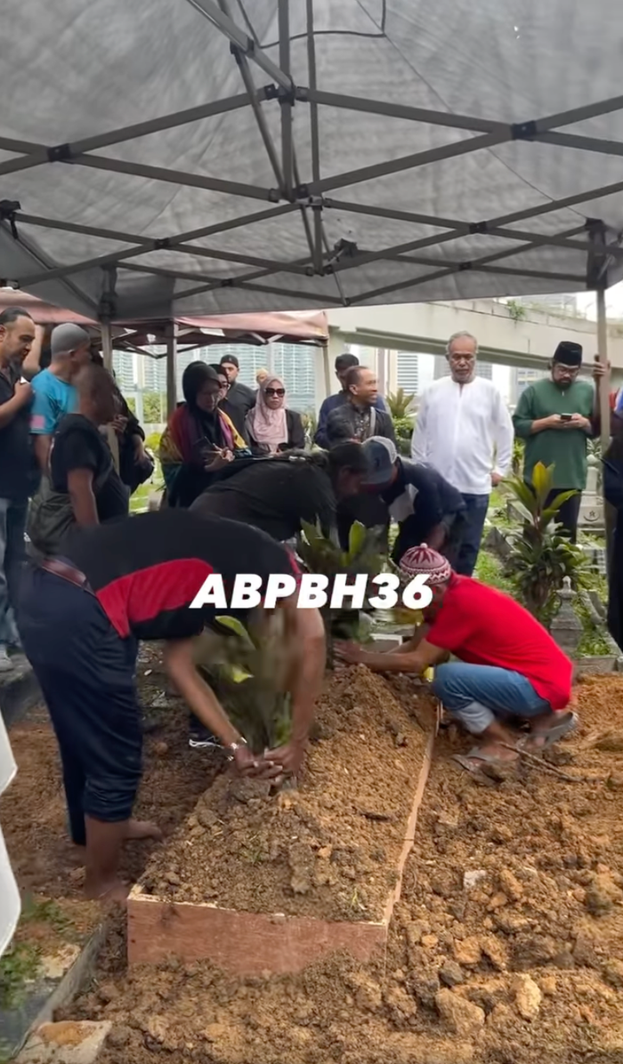 Các nghi thức trong lễ an táng được hoàn tất vào chiều 5/4. (Ảnh chụp màn hình BEST FM Malaysia)