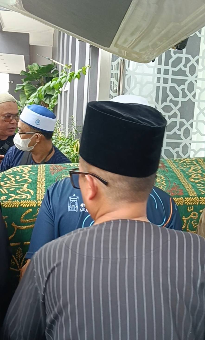 Thi hài của Nico sau khi hoàn tất việc khám nghiệm. (Ảnh được chia sẻ từ một người bạn của nam ca sĩ).