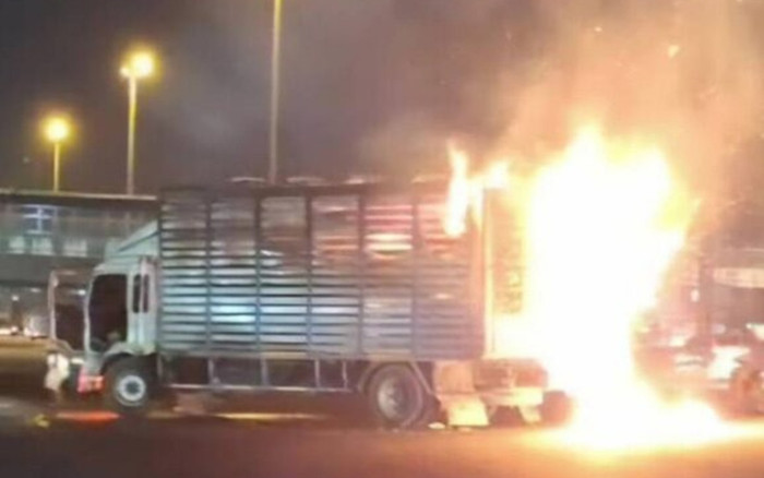 Cháy xe tải chở hơn 5000 con gà, tài xế khóc nghẹn Ảnh 2