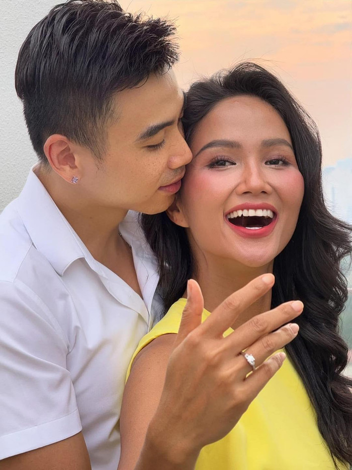 Những tấm hình H'Hen Niê được cầu hôn từng gây xôn xao cõi mạng. Ảnh: FBNV