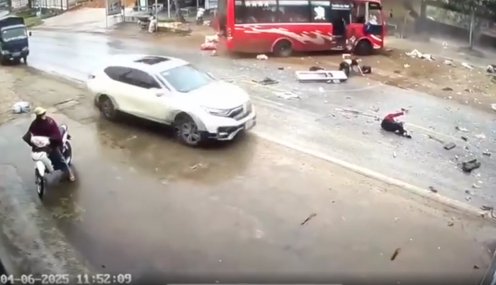 Thời điểm xảy ra tai nạn, đoạn đường này có mưa. Trên đoạn đường có nhiều phương tiện di chuyển. (Ảnh chụp màn hình từ video - Video: Người Lao Động)