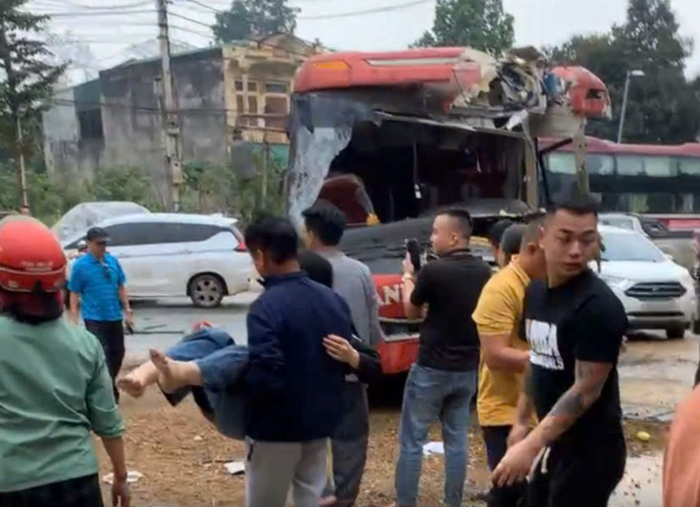 Nhiều hành khách bị thương được người dân hỗ trợ đưa đi cấp cứu. (Ảnh: Người Lao Động)